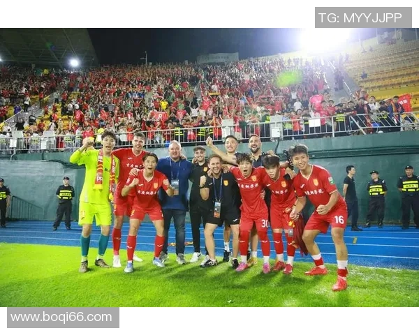 爱上足球迷的球星有哪些他们与粉丝之间的特别故事和感人瞬间