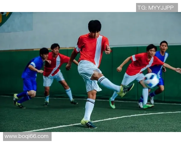 足球巨星惊喜亮相街头引发路人热烈欢呼互动场面温馨